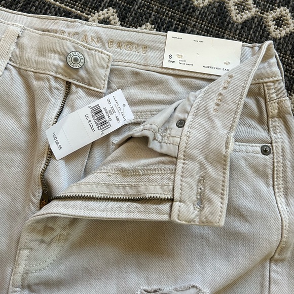 ⭐️American Eagle, NWT Mom Jeans. Distressed. Size 8, Short. Light gray/Cream. - Picture 3 of 3